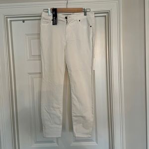 Buffalo brand new with tags white ankle grazer Aubrey size 8/29